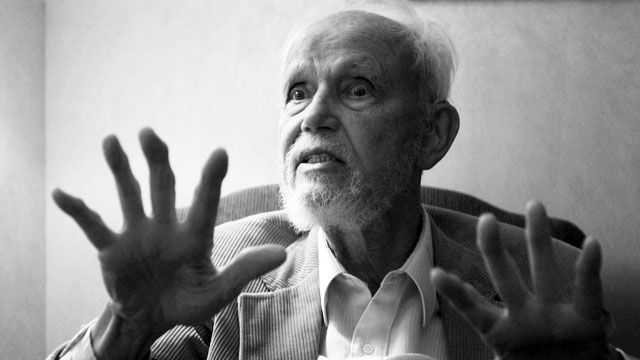 World religions scholar Huston Smith, 86, gestures during an interview in New York. September 2005. (AP Photo/Tina Fineberg)
