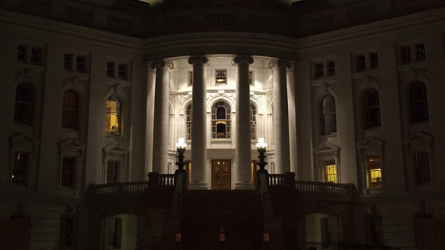 Wisconsin State Capitol at night. (Darin ten Bruggencate/Wikimedia Commons)