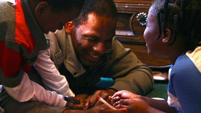 Frankie Tisdale, a Brooklyn-based fast-food worker at home with his children. He joined the global protests for a higher minimum wage for fast-food workers in May 2014. (Neha Tara Mehta/Moyers & Company)