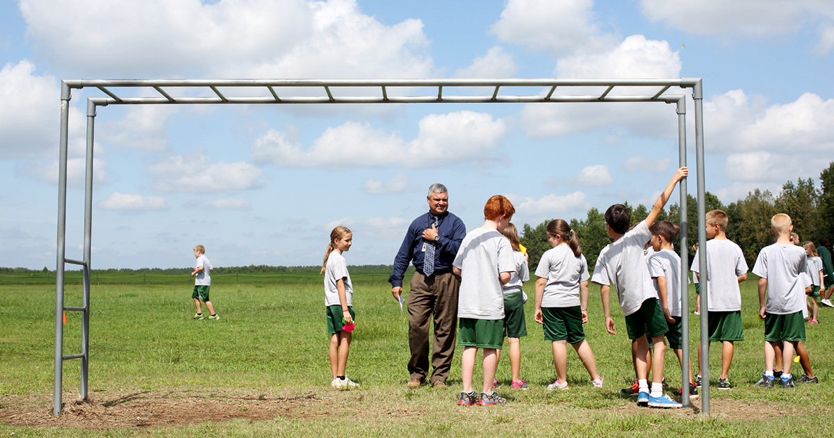 Headmaster Steve Smith interacts with fourth-grade students at Columbus Charter School. (Travis Dove for ProPublica)