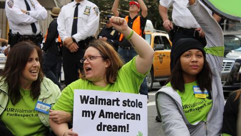Wal-Mart workers protesting for better wages and a union in front of Alice Walton's $25 million Park Ave penthouse in NYC in October 16, 2014. (Photo: Charina Nadura/Moyers & Company)
