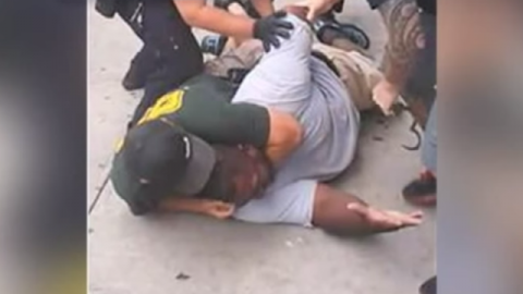 NYPD officer Daniel Pantaleo applies a chokehold to Eric Garner on July 17, 2014. (Image: