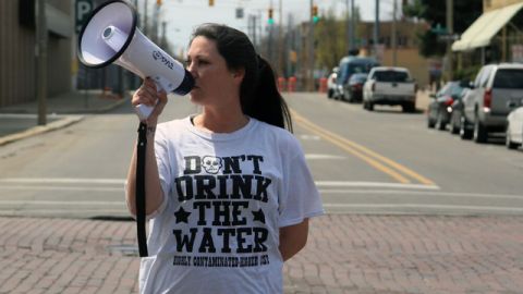 A Flint resident at the march demanding clean water. Photo credit: Eduardo García