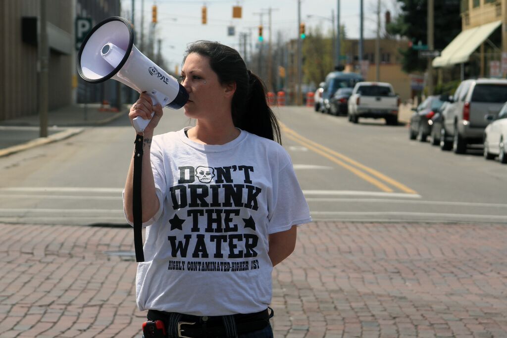 A Flint resident at the march demanding clean water. (Photo by Eduardo García)