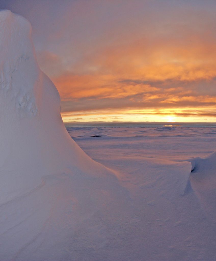 A sunset over the Arctic during a NOAA Climate Program expedition north of Russia. (NOAA Photo Library/Flickr cc 2.0)