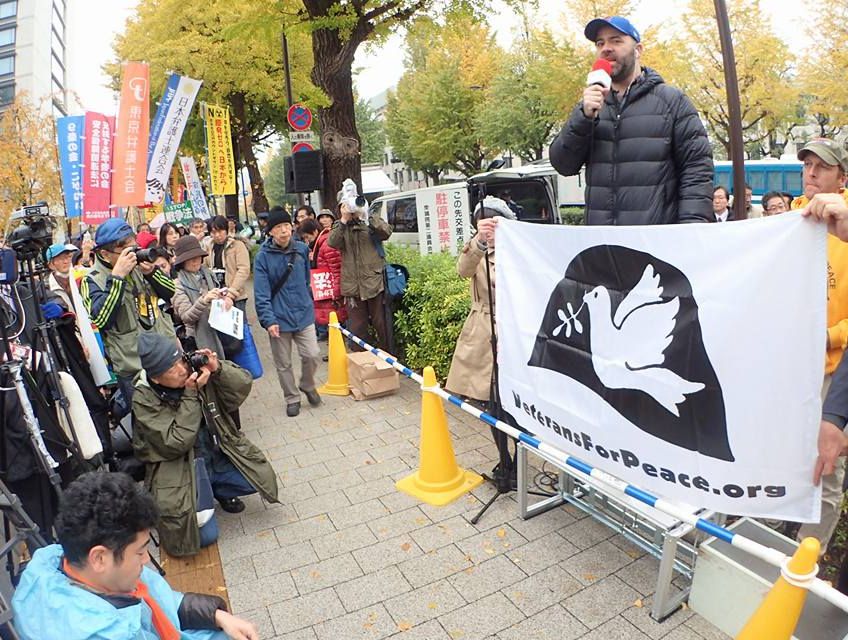 Afghanistan war veteran and conscientious objector Rory Fanning speaks in Japan on a Veterans for Peace trip in 2016. (Photo by Yoshiaki Kawakami)
