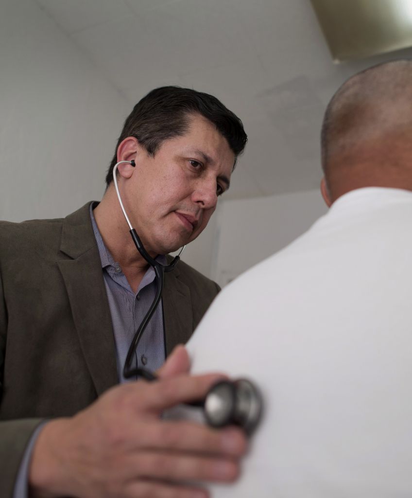 Dr. Esteban Lovato performs a routine check-up on a patient at the La Loma Medical Center in Oakland, California, in 2014. (David Paul Morris/Bloomberg via Getty Images)