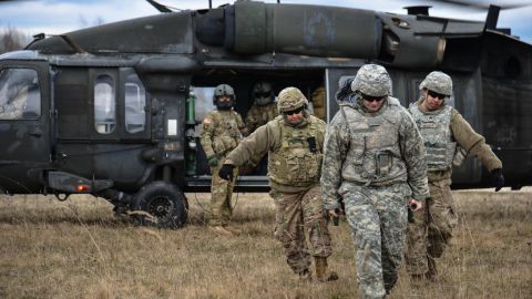 US soldiers, assigned to Public Health Command Europe, collect a simulated causality from a UH-60 Blackhawk, operated by US soldiers assigned to 12th Combat Aviation Brigade, as they conduct different types of Medical Evacuations, at the 7th Army Training Command’s Grafenwoehr Training Area, Germany, March 21, 2017. (US Army photo by Sgt. Sara Stalvey, US Department of Defense/ flickr Public Domain)
