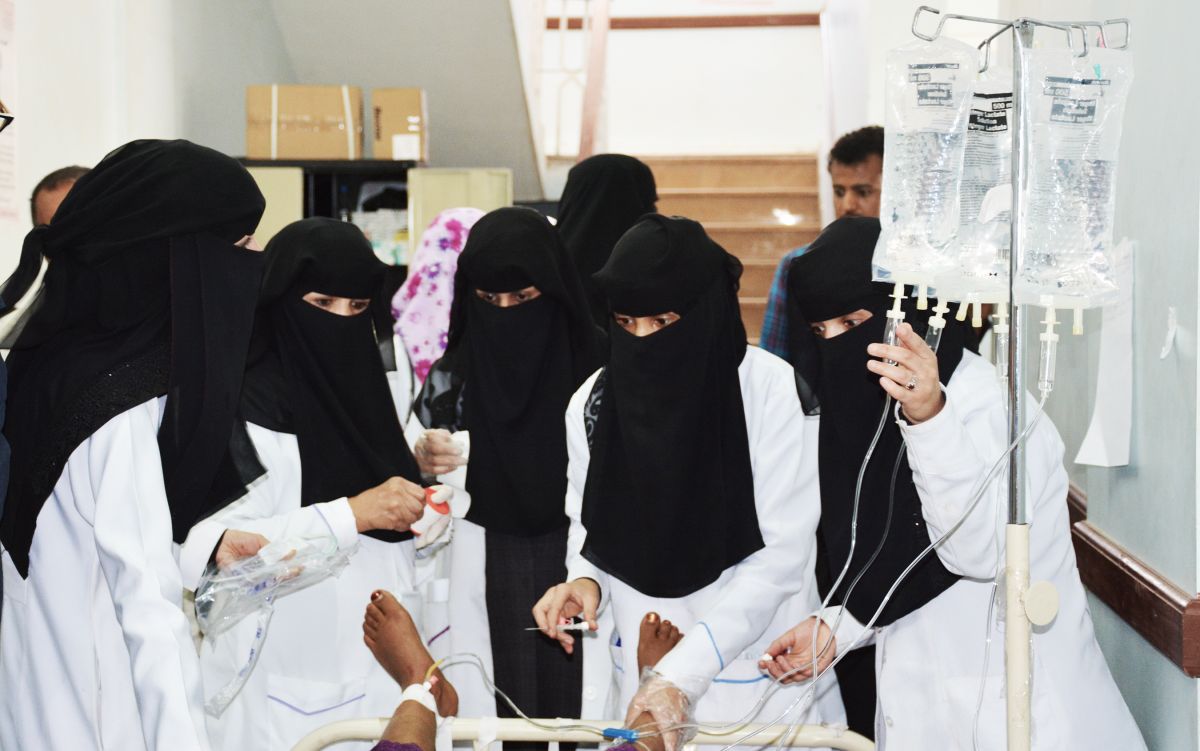 Nabila, Fatima, Amal, Hayat and Hend are working as nurses in Azal Health Centre in Sana’a and have dedicated themselves to treating patients arriving with severe dehydration.  (Photo by WHO/S. Hasan)