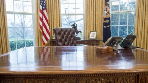US President Donald Trump's desk, the Resolute Desk, is seen in the Oval Office of the White House in Washington, DC, March 31, 2017. / AFP PHOTO / SAUL LOEB (Photo credit should read SAUL LOEB/AFP via Getty Images)